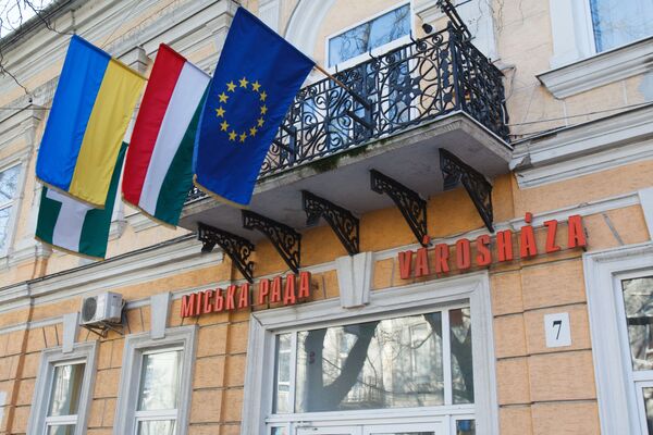 Флаги Венгрии, Украины и Евросоюза в украинском городе Берегово, где проживают закарпатские венгры Флаги Венгрии, Украины и Евросоюза в украинском городе Берегово, где проживают закарпатские венгры