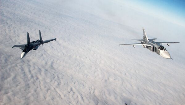 Многоцелевой истребитель Су-30СМ и тактический фронтовой бомбардировщик Су-24М во время лётно-тактических учений Многоцелевой истребитель Су-30СМ и тактический фронтовой бомбардировщик Су-24М во время лётно-тактических учений