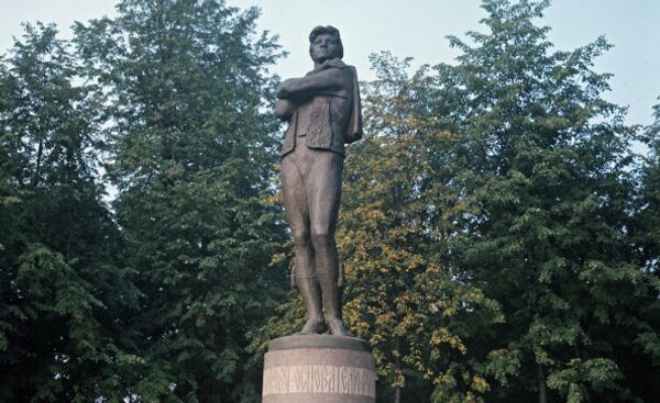 Памятник Федору Григорьевичу Волкову (1729-1763) - основателю первого русского профессионального театра Памятник Федору Григорьевичу Волкову (1729-1763) - основателю первого русского профессионального театра