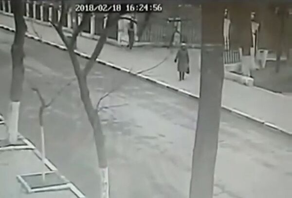 Стоп-кадр с камеры видеонаблюдения у храма в Кизляре, на который было совершено нападение 18 февраля 2018 Стоп-кадр с камеры видеонаблюдения у храма в Кизляре, на который было совершено нападение 18 февраля 2018