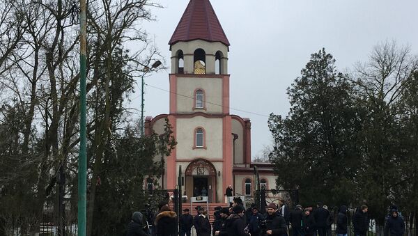 Жители у Свято-Георгиевского храма в Кизляре, где 18 февраля местный житель открыл стрельбу из ружья по прихожанам Жители у Свято-Георгиевского храма в Кизляре, где 18 февраля местный житель открыл стрельбу из ружья по прихожанам