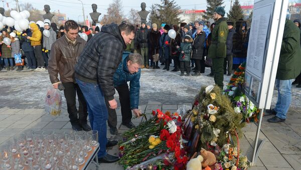 Участники акции Минута памяти в Сквере Славы города Орска, принесшие цветы и игрушки к вечному огню, в память о погибших в авиакатастрофе 11 февраля. Участники акции Минута памяти в Сквере Славы города Орска, принесшие цветы и игрушки к вечному огню, в память о погибших в авиакатастрофе 11 февраля.