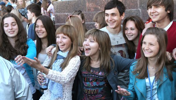 Молодые россияне. Архивное фото Молодые россияне. Архивное фото