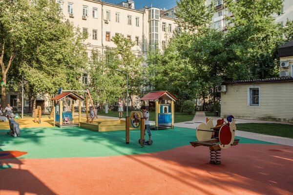 Детский городок на Валовой улице, дом 8-18-6 Детский городок на Валовой улице, дом 8-18-6
