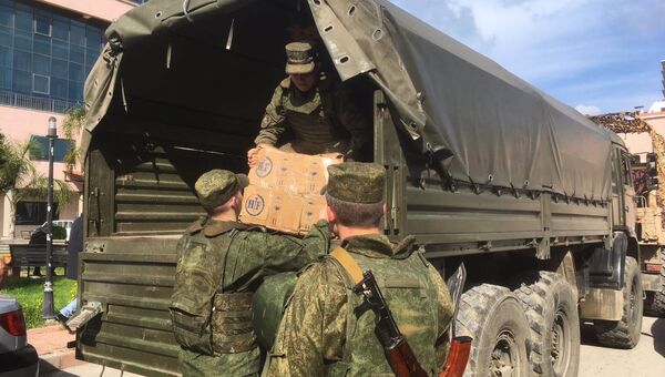 Российские военные доставили медикаменты для медучреждений в Латакии Российские военные доставили медикаменты для медучреждений в Латакии