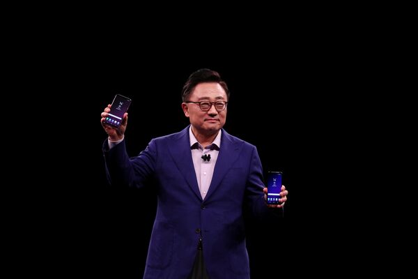Президент подразделения мобильных коммуникаций Samsung Донг Джинг Ко (DJ Koh) во время презентации на конгрессе Mobile World в Барселоне, Испания. 25 февраля 2018 года Президент подразделения мобильных коммуникаций Samsung Донг Джинг Ко (DJ Koh) во время презентации на конгрессе Mobile World в Барселоне, Испания. 25 февраля 2018 года
