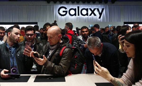 Люди во время презентации новых смартфонов Samsung Galaxy S9 и S9+ на мероприятии Samsung Galaxy Unpacked 2018 в Барселоне, Испания. 25 февраля 2018 года Люди во время презентации новых смартфонов Samsung Galaxy S9 и S9+ на мероприятии Samsung Galaxy Unpacked 2018 в Барселоне, Испания. 25 февраля 2018 года
