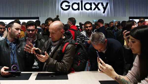 Люди во время презентации новых смартфонов Samsung Galaxy S9 и S9+ на мероприятии Samsung Galaxy Unpacked 2018 в Барселоне, Испания. 25 февраля 2018 года Люди во время презентации новых смартфонов Samsung Galaxy S9 и S9+ на мероприятии Samsung Galaxy Unpacked 2018 в Барселоне, Испания. 25 февраля 2018 года