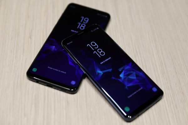 Новые смартфоны Samsung S9 и S9 Plus после церемонии презентации на Mobile World Congress в Барселоне, Испания. 25 февраля 2018 года Новые смартфоны Samsung S9 и S9 Plus после церемонии презентации на Mobile World Congress в Барселоне, Испания. 25 февраля 2018 года