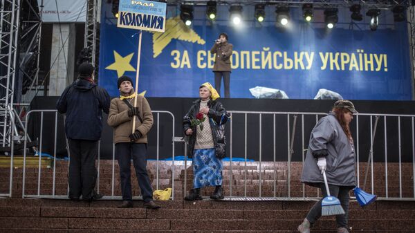 Сторонники евроинтеграции Украины около сцены на Европейской площади в Киеве. 25 января 2013 Сторонники евроинтеграции Украины около сцены на Европейской площади в Киеве. 25 января 2013