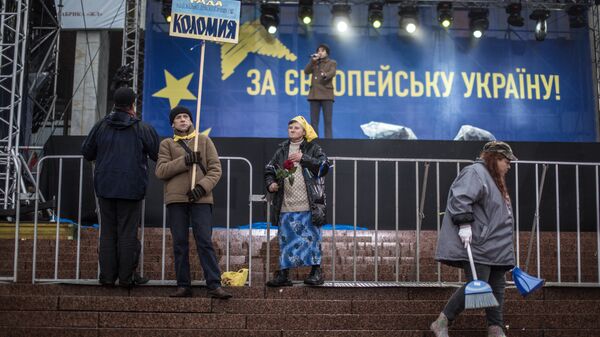 Сторонники евроинтеграции Украины около сцены на Европейской площади в Киеве. 25 января 2013 Сторонники евроинтеграции Украины около сцены на Европейской площади в Киеве. 25 января 2013