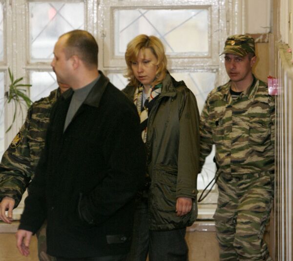 Юрист компании ЮКОС-Москва Светлана Бахмина конвоируется в зал судебного заседания Юрист компании ЮКОС-Москва Светлана Бахмина конвоируется в зал судебного заседания