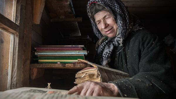 Младшая из семьи Лыковых во время молитвы.