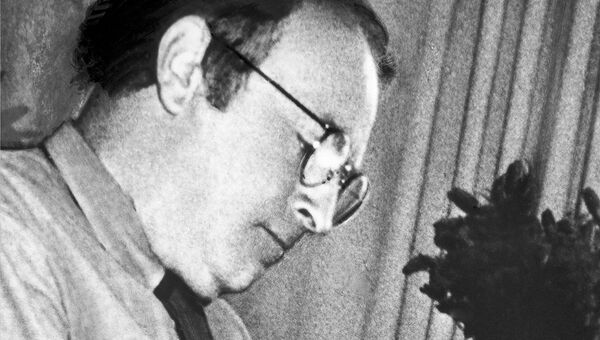 Лауреат Нобелевской премии поэт Иосиф Бродский (1940-1996 гг.) во время работы. Лауреат Нобелевской премии поэт Иосиф Бродский (1940-1996 гг.) во время работы.