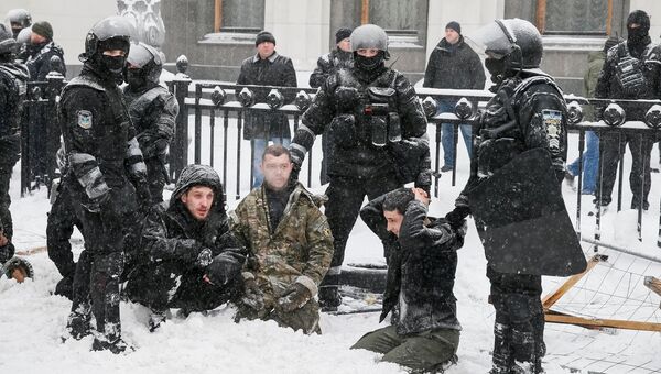 Сотрудники полиции и протестующие в палаточном городке у Верховной рады в Киеве, Украина. 3 марта 2018 Сотрудники полиции и протестующие в палаточном городке у Верховной рады в Киеве, Украина. 3 марта 2018