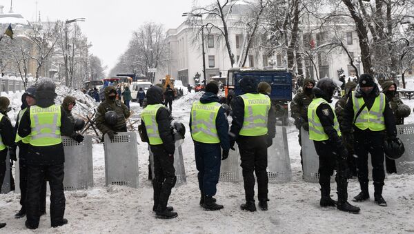 Полицейские задерживают протестующих в палаточном городке у Верховной Рады в Киеве. 3 марта 2018 Полицейские задерживают протестующих в палаточном городке у Верховной Рады в Киеве. 3 марта 2018