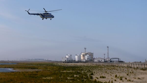 Вертолет МИ-8 компании Газпромавиа заходит на посадку в аэропорт поселка Варандей, расположенного на побережье Карского моря в Ненецком автономном округе Вертолет МИ-8 компании Газпромавиа заходит на посадку в аэропорт поселка Варандей, расположенного на побережье Карского моря в Ненецком автономном округе