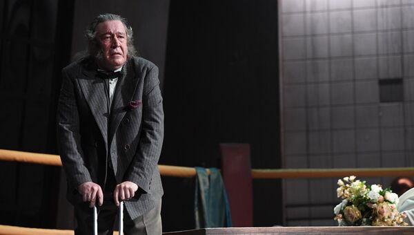 Михаил Ефремов в роли Макса, главы семьи, в спектакле Гарольда Пинтера Не становись чужим в постановке Сергея Газарова на сцене театра Современник Михаил Ефремов в роли Макса, главы семьи, в спектакле Гарольда Пинтера Не становись чужим в постановке Сергея Газарова на сцене театра Современник
