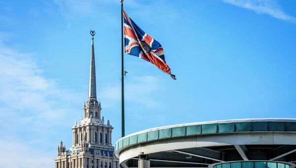 Флаг Великобритании у здания посольства в Москве. Архивное фото Флаг Великобритании у здания посольства в Москве. Архивное фото