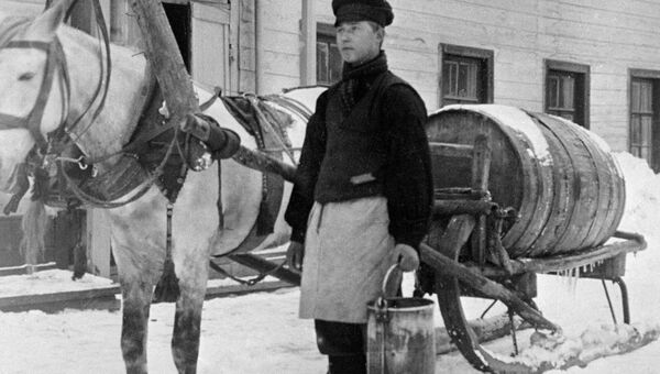 Извозчик-водовоз развозит воду по домам, в которых нет водопровода Извозчик-водовоз развозит воду по домам, в которых нет водопровода