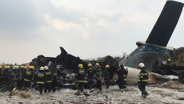 Спасатели на месте крушения самолета авиакомпании US-Bangla Airlines в Катманду, Непал. 12 марта 2018 Спасатели на месте крушения самолета авиакомпании US-Bangla Airlines в Катманду, Непал. 12 марта 2018