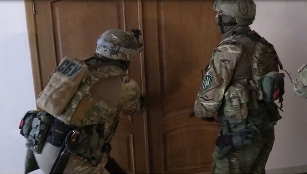 Сотрудники СБУ во время проведения обыска Сотрудники СБУ во время проведения обыска