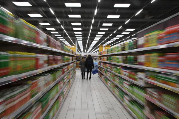 Покупатели в супермаркете сети Лента Покупатели в супермаркете сети Лента