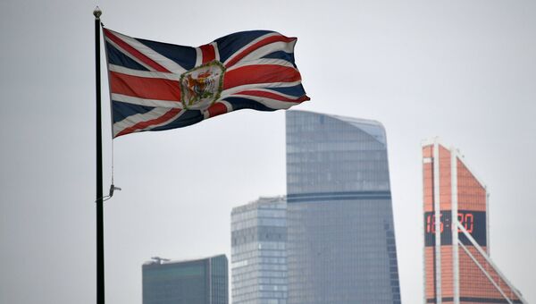 Флаг Соединенного Королевства на здании посольства Великобритании в России в Москве Флаг Соединенного Королевства на здании посольства Великобритании в России в Москве