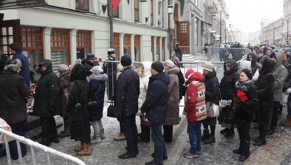 Люди у входа в здание Московского Художественного театра (МХТ) имени А. П. Чехова в Камергерском переулке, где проходит церемония прощания с актером Олегом Табаковым Люди у входа в здание Московского Художественного театра (МХТ) имени А. П. Чехова в Камергерском переулке, где проходит церемония прощания с актером Олегом Табаковым