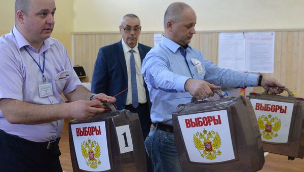 Члены избирательной комиссии на избирательном участке во Владивостоке Члены избирательной комиссии на избирательном участке во Владивостоке