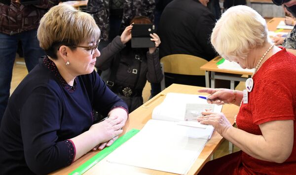 Губернатор Забайкальского края Наталья Жданова (слева) во время голосования в Чите Губернатор Забайкальского края Наталья Жданова (слева) во время голосования в Чите