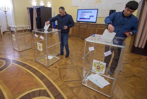 Избиратели голосуют на выборах президента Российской Федерации на избирательном участке №8026 в посольстве Российской Федерации в Республике Армения в Ереване. 18 марта 2018 Избиратели голосуют на выборах президента Российской Федерации на избирательном участке №8026 в посольстве Российской Федерации в Республике Армения в Ереване. 18 марта 2018