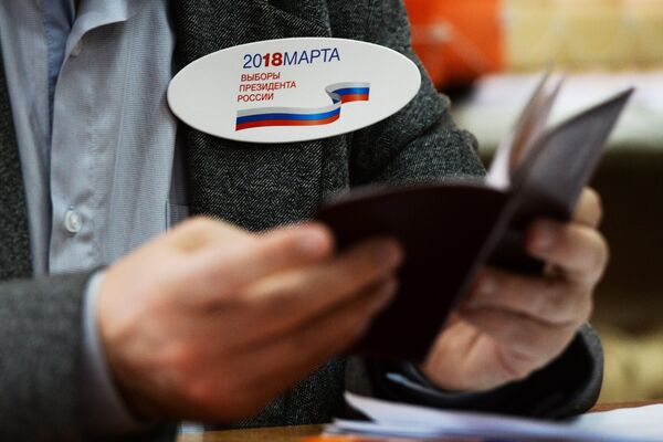 Член участковой избирательной комиссии во время голосования на выборах президента Российской Федерации на избирательном участке в Новосибирске. 18 марта 2018 Член участковой избирательной комиссии во время голосования на выборах президента Российской Федерации на избирательном участке в Новосибирске. 18 марта 2018