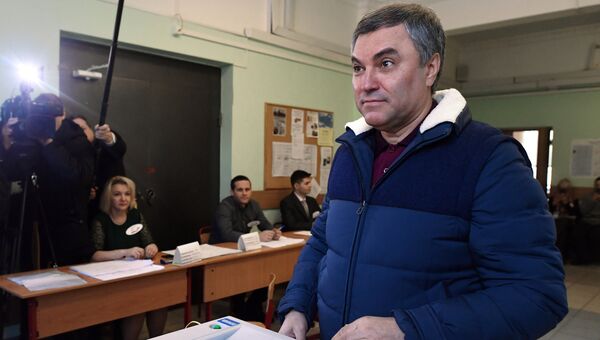 Председатель Государственной Думы РФ Вячеслав Володин во время голосования на выборах президента РФ на избирательном участке №76 в Москве. 18 марта 2018 Председатель Государственной Думы РФ Вячеслав Володин во время голосования на выборах президента РФ на избирательном участке №76 в Москве. 18 марта 2018