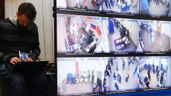 Трансляция голосования избирателей на выборах президента РФ с видеокамер, установленных на избирательных участках, в информационном центре Центральной избирательной комиссии РФ. 18 марта 2018 Трансляция голосования избирателей на выборах президента РФ с видеокамер, установленных на избирательных участках, в информационном центре Центральной избирательной комиссии РФ. 18 марта 2018