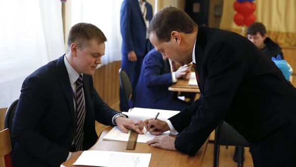 Председатель правительства РФ РФ Дмитрий Медведев на избирательном участке в Москве во время голосования на выборах президента РФ. 18 марта 2018 Председатель правительства РФ РФ Дмитрий Медведев на избирательном участке в Москве во время голосования на выборах президента РФ. 18 марта 2018