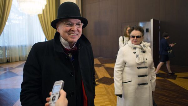 Модельер Вячеслав Зайцев во время голосования на выборах президента РФ на избирательном участке в посольстве России во Франции. 18 марта 2018 Модельер Вячеслав Зайцев во время голосования на выборах президента РФ на избирательном участке в посольстве России во Франции. 18 марта 2018