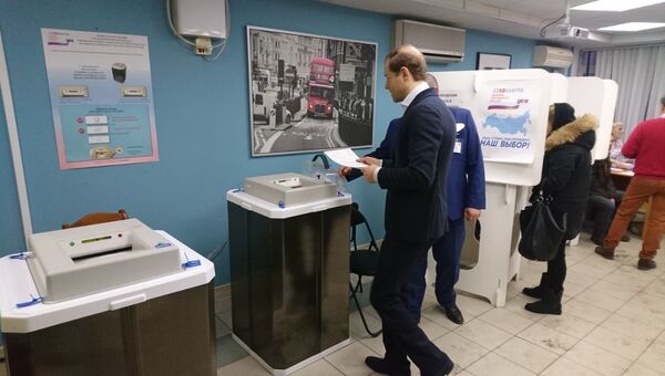 Министр промышленности и торговли Российской Федерации Денис Мантуров во время голосования на выборах президента РФ. 18 марта 2018 Министр промышленности и торговли Российской Федерации Денис Мантуров во время голосования на выборах президента РФ. 18 марта 2018