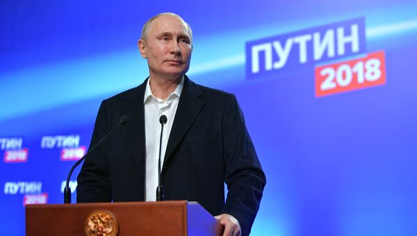 Владимир Путин во время посещения своего предвыборного штаба Владимир Путин во время посещения своего предвыборного штаба