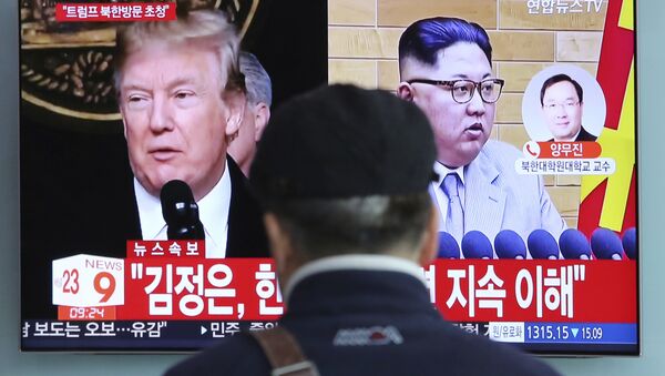 Портреты Дональда Трампа и Ким Чен Ына на экране телевизора в Сеуле, Южная Корея. Архивное фото Портреты Дональда Трампа и Ким Чен Ына на экране телевизора в Сеуле, Южная Корея. Архивное фото