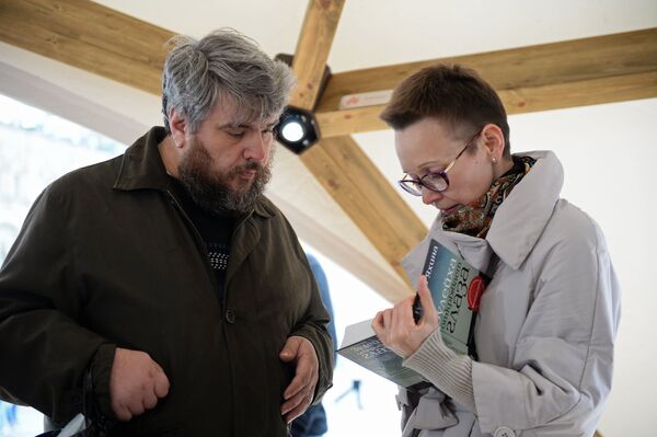 Гузель Яхина на презентации книги Зулейха открывает глаза в рамках книжного фестиваля Красная площадь в Москве Гузель Яхина на презентации книги Зулейха открывает глаза в рамках книжного фестиваля Красная площадь в Москве