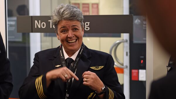 Капитан Qantas Лиза Норман выступает перед журналистами перед тем, как отправиться в первый рейс на Qantas 787 Dreamliner из Перта в Лондон. 24 марта 2018 Капитан Qantas Лиза Норман выступает перед журналистами перед тем, как отправиться в первый рейс на Qantas 787 Dreamliner из Перта в Лондон. 24 марта 2018