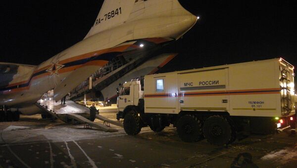 Ил-76 МЧС России с отрядом спасателей, психологами и опергруппой перед вылетом в Кемерово из Красноярского аэропорта. 25 марта 2018 Ил-76 МЧС России с отрядом спасателей, психологами и опергруппой перед вылетом в Кемерово из Красноярского аэропорта. 25 марта 2018