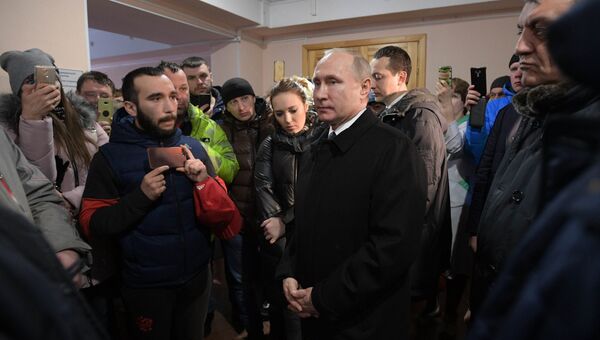 Владимир Путин в во время встречи с жителями Кемерова и родственниками пропавших без вести во время пожара в торгово-развлекательном центре Зимняя вишняв ТЦ Зимняя вишня. 27 марта 2018 Владимир Путин в во время встречи с жителями Кемерова и родственниками пропавших без вести во время пожара в торгово-развлекательном центре Зимняя вишняв ТЦ Зимняя вишня. 27 марта 2018