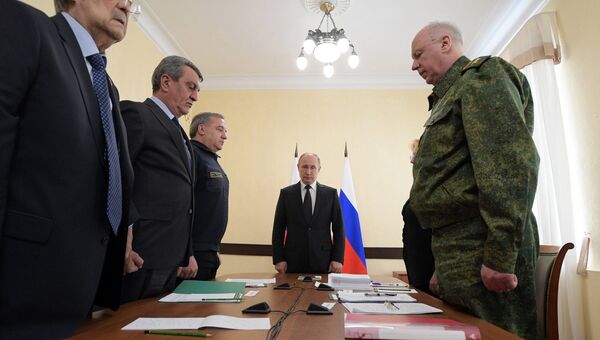 Президент РФ Владимир Путин во время минуты молчания в память о погибших при пожаре в торговом центре Зимняя вишня в Кемерово Президент РФ Владимир Путин во время минуты молчания в память о погибших при пожаре в торговом центре Зимняя вишня в Кемерово