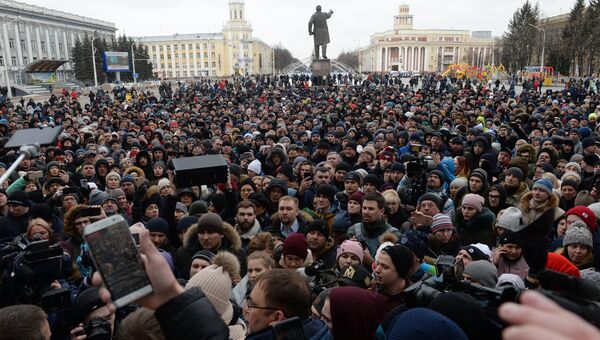 Участники стихийного митинга в память о жертвах пожара в ТЦ Зимняя вишня на площади Советов у здания администрации в Кемерово Участники стихийного митинга в память о жертвах пожара в ТЦ Зимняя вишня на площади Советов у здания администрации в Кемерово