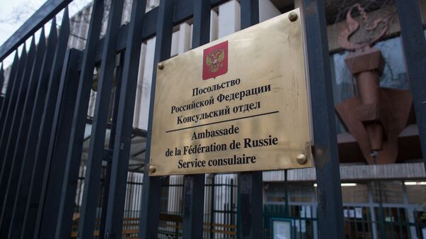 Табличка на входе в здание посольства Российской Федерации на бульваре Ланн в Париже Табличка на входе в здание посольства Российской Федерации на бульваре Ланн в Париже