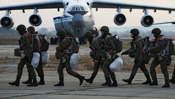 Воздушно-десантные войска на аэродроме во время тактических учений. Архивное фото Воздушно-десантные войска на аэродроме во время тактических учений. Архивное фото