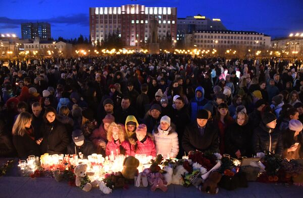 Участники акции на площади Ленина в Чите зажигают свечи в память о погибших при пожаре в торговом центре Зимняя вишня в Кемерово Участники акции на площади Ленина в Чите зажигают свечи в память о погибших при пожаре в торговом центре Зимняя вишня в Кемерово