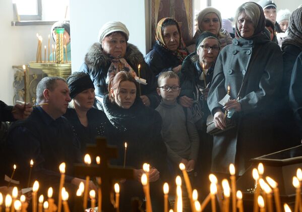 Горожане на панихиде в память о жертвах пожара в торгово-развлекательном центре «Зимняя вишня» в храме Святой Троицы в Кемерово Горожане на панихиде в память о жертвах пожара в торгово-развлекательном центре «Зимняя вишня» в храме Святой Троицы в Кемерово